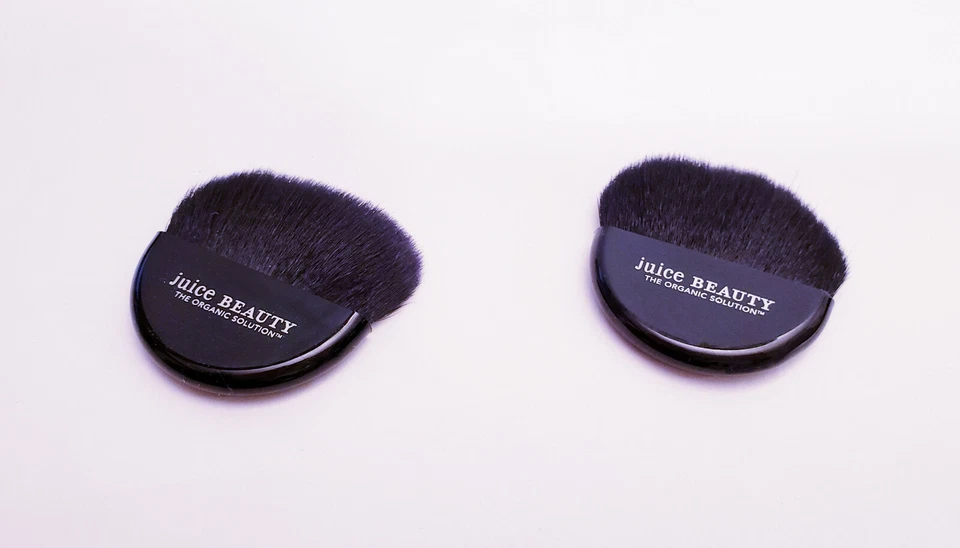 2 mini brochas de maquillaje cosmético | Juice Beauty | The Organic Solution | Black | Foto 2 de 4