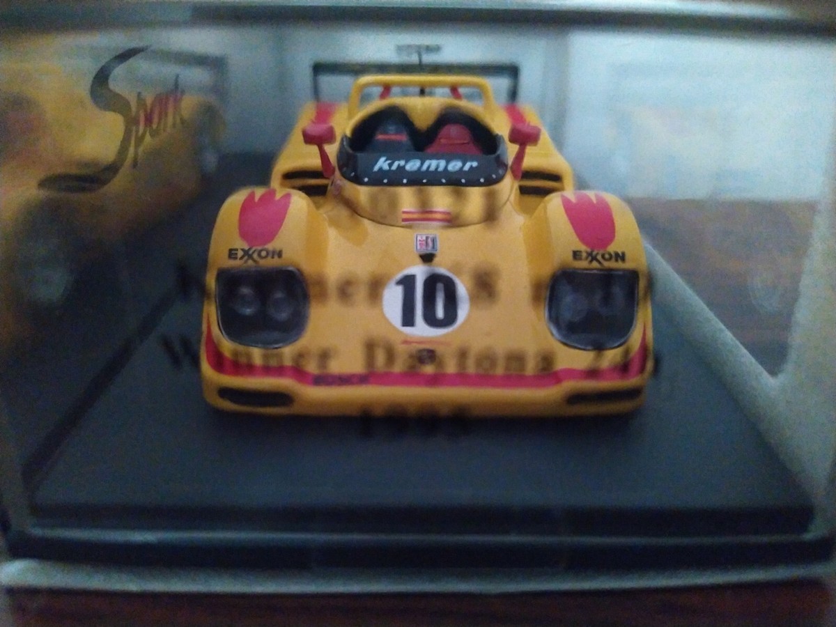 De 1:43 Diecast-modelauto van de Porsche Kremer K8 #10 die de 24H van