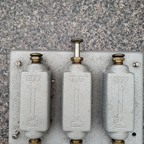 Appleton FSK-3VTS Explosion Proof Cover-Missing 1 Screw & Rubber Back Mount - Picture 4 of 8