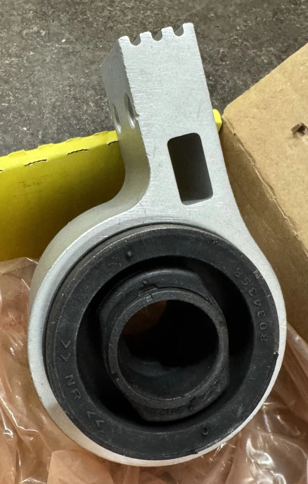 Buje de brazo de control de suspensión inferior delantera Moog K200363 para Ford Taurus 08-12 Foto 2 de 4