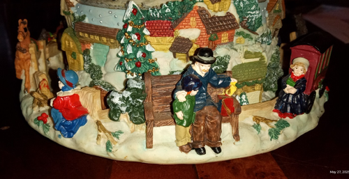Kirkland Signature Revolving Water Snow Globe - "Christmas no Song" - Picture 4 of 7