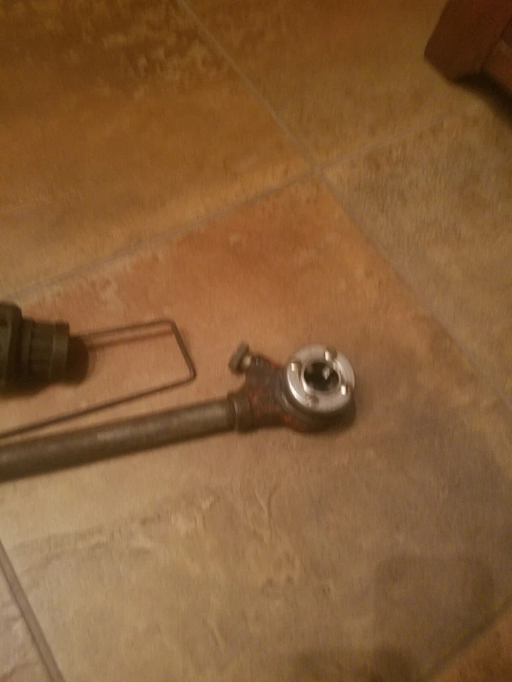 Armstrong Pipe Threader 190R 24" Ratchet Head With 3 Dies 1 In- 3/4 In- 1/2 In  - Image 2 of 4