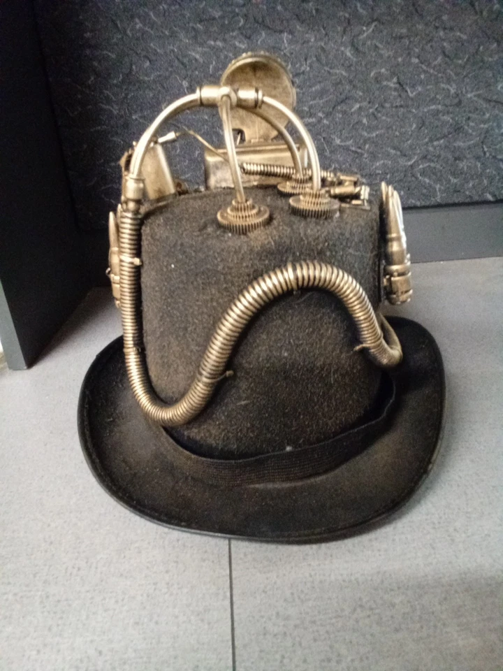 Sombrero de copa estilo metálico Steampunk se ilumina con brújula con gafas Foto 2 de 2