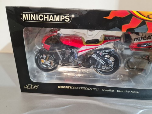 Valentino Rossi. Ducati Desmosedici GP11. Unveilinh 2011. Minichamps 1/12. - Picture 5 of 6