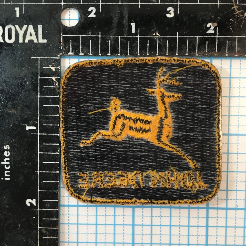 PARCHE DE HIERRO VINTAGE JOHN DEERE 2" (NEGRO Y AMARILLO) Foto 2 de 2