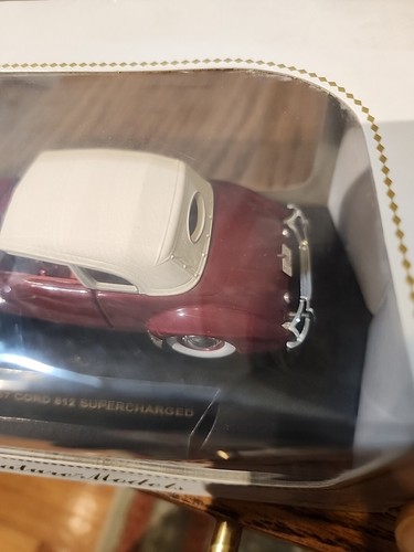 Signature Models 1937 Cord 812 Supercharged Red 1:32 Scale Diecast NIB - Picture 9 of 9
