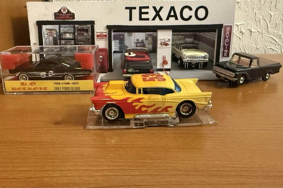 Carro caça-níqueis NOS Banded Tyco Curve Hugger #8573 H.O 57 Chevy Bel Air #53 Yel Flames - Imagem 2 de 4