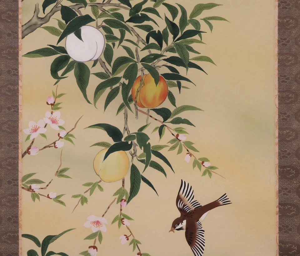 Pergamino colgante japonés pintado a mano 'melocotones y pájaros rojos y blancos' KAKEJIKU Foto 3 de 4