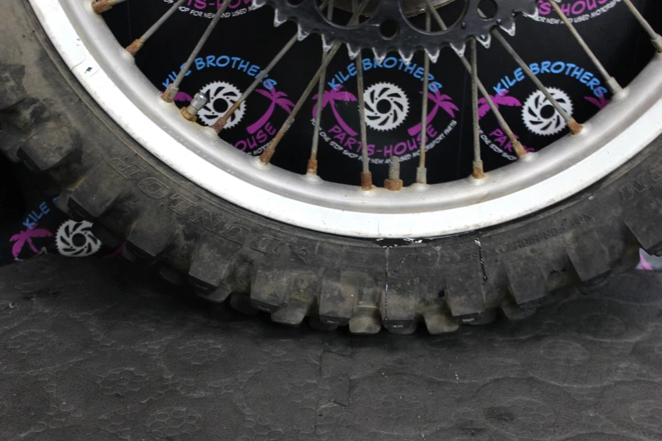 1992 Kawasaki 91-96 KX250 FABRICANTE DE EQUIPAMENTO ORIGINAL RODA TRASEIRA ARO CUBO RAIOS PNEU BOM - Imagem 3 de 4