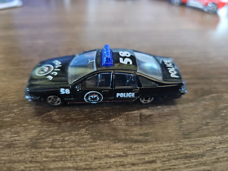 Coche de juguete negro policía Chevrolet Caprice Welly ra Foto 2 de 4