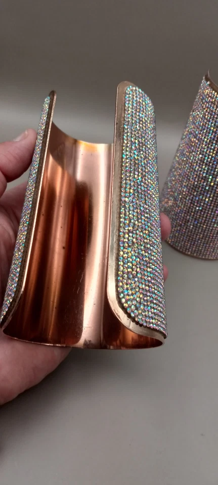 Brazalete ancho de pedrería en tono dorado Foto 3 de 4