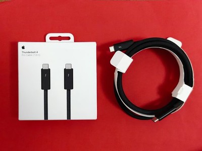 Original Apple Thunderbolt 4 Pro USB-C Kabel 1,8m A2734 MW5J3ZM/A Schwarz Offen