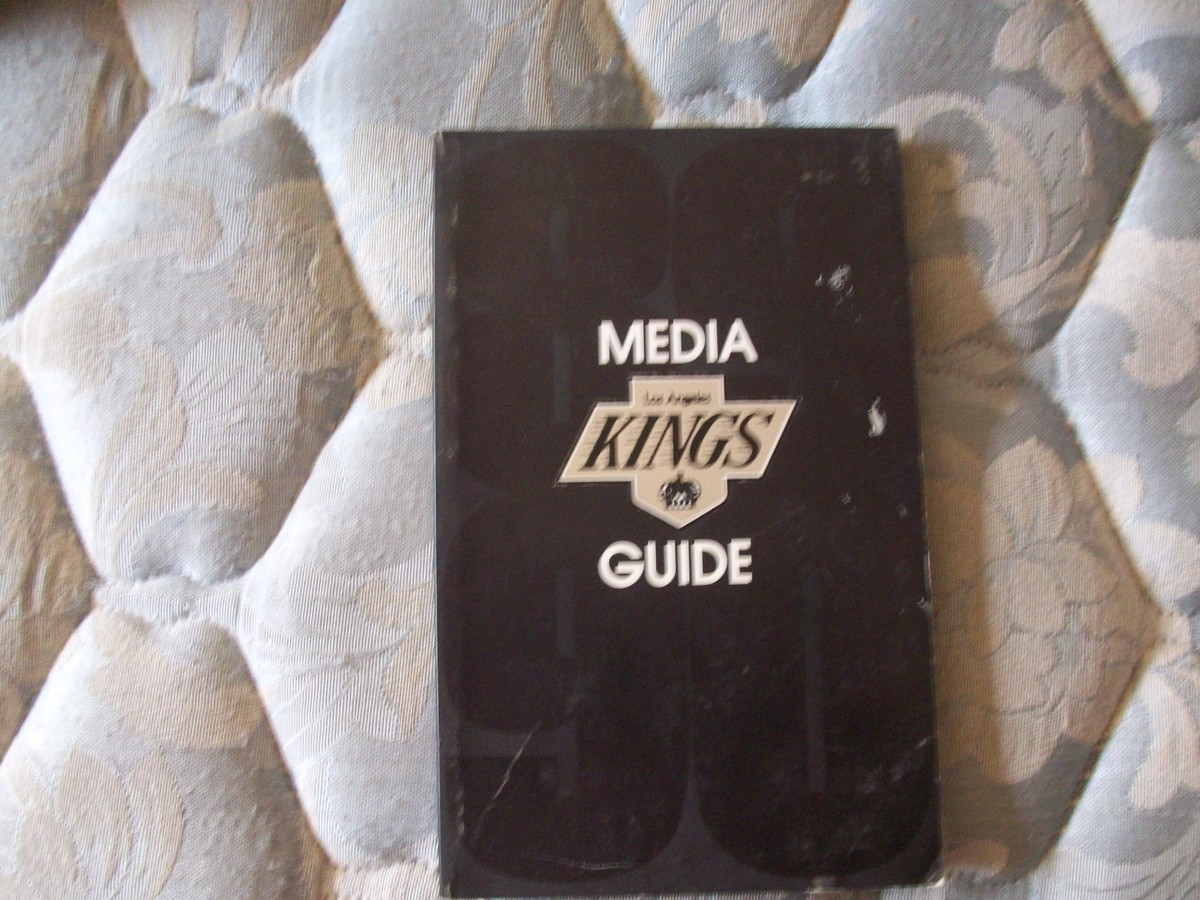 1989-90 LOS ANGELES KINGS MEDIA GUIDE Yearbook WAYNE GRETZKY 1990