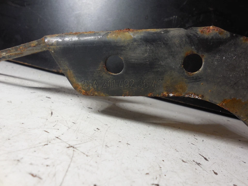 05-08 Mercedes-Benz E320 Soporte de suspensión de escape derecho caja de cambios 2114923641 Foto 2 de 4