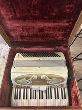 Beautiful Vintage Made in Italy White/Gold Pi...