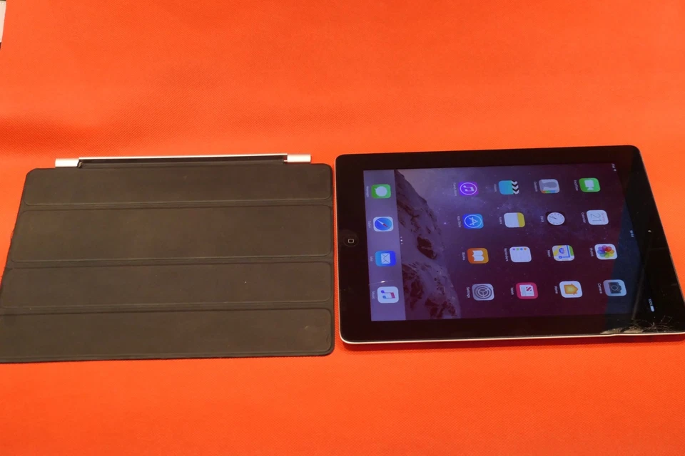 Apple iPad 4th Gen Cracked Screen Works MD511B/A 32GB WiFi 9.7 Space Grey A1458 - Image 3 of 4