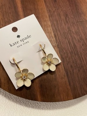 Kate Spade goldfarbene Frühlingsszene Blume Huggies Ohrringe mit Original KS Dust Ba