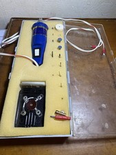 Machine Multi Fonction D’horloger Dans Sa Boîte