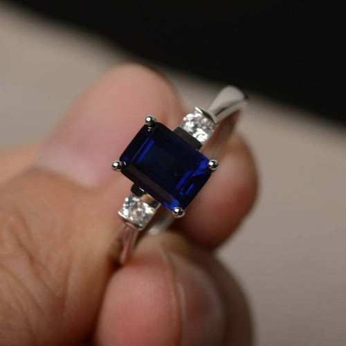 Classico Rotondo Zaffiro e Diamante Grappolo Bottone Orecchini IN 9ct Oro Bianco