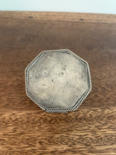 Antique Tibetan Silver Ornate Coral Topped Box Rare Silver Antique 2” 45.5g - Picture 6 of 11
