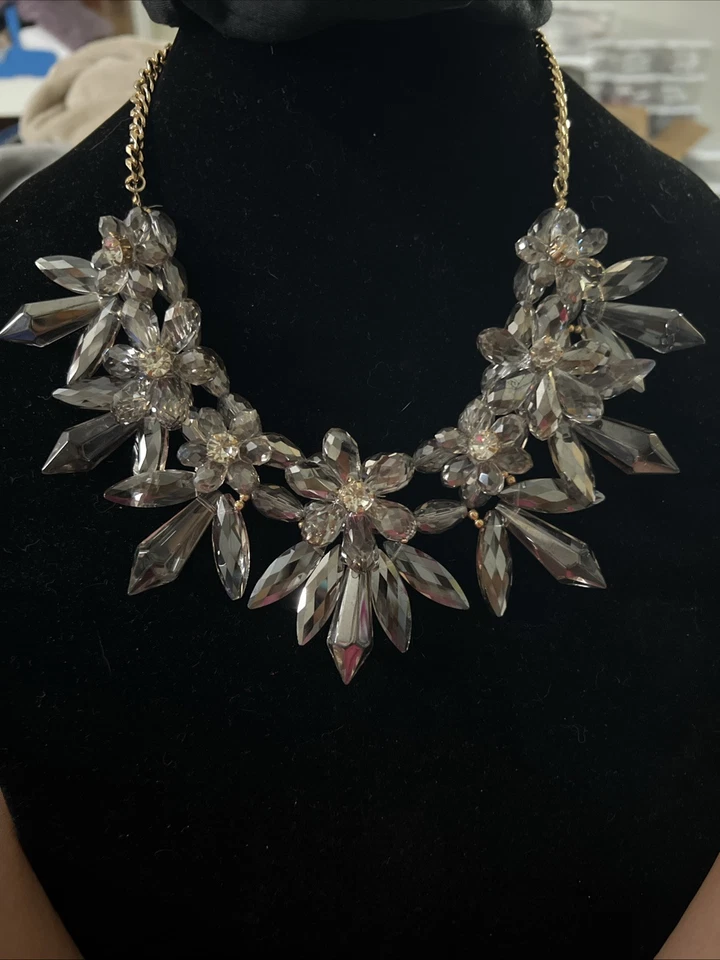 Collar Disfraz Masivo Natasha Gris Ahumado Cristal y Estrás Declaración Foto 2 de 4