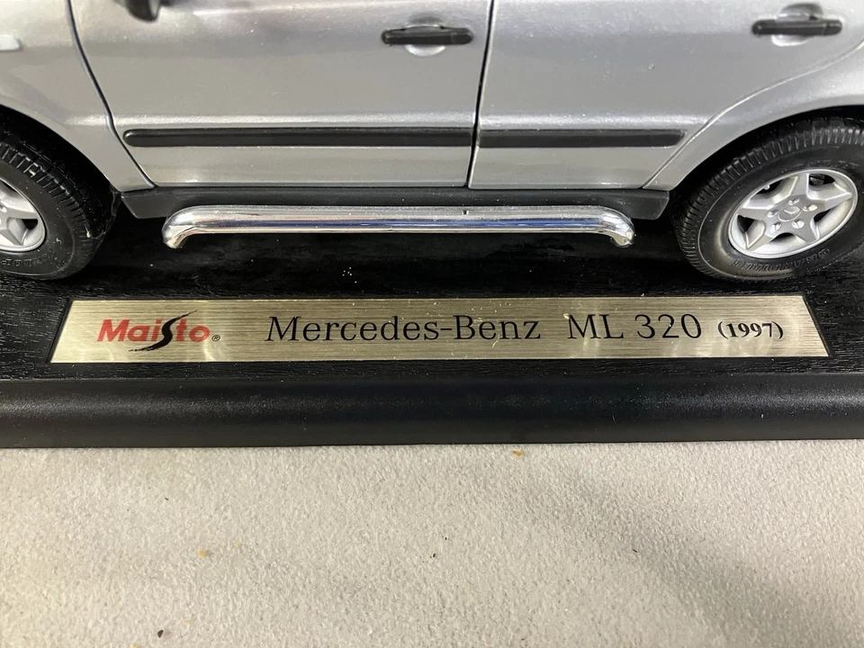 MAISTO - EDICIÓN ESPECIAL - MERCEDES-BENZ ML320 1997 (PLATEADO) - DIECAST 1/18 Foto 2 de 4