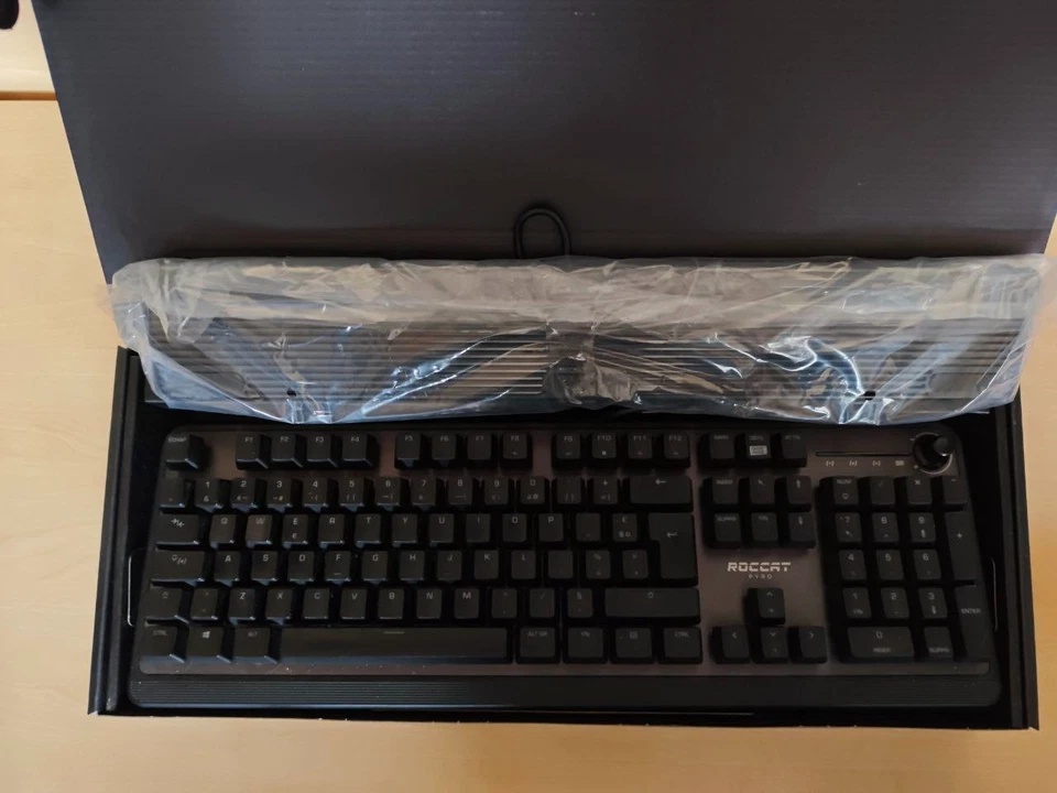 Roccat Pyro - Mechanical Gaming Keyboard with RGB Lightning French Layout AZERTY - Image 3 of 4