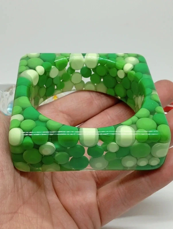 Bracciale Rigido vintage donna in lucite anni 70 verde e bianco forma quadrata - Immagine 3 di 4