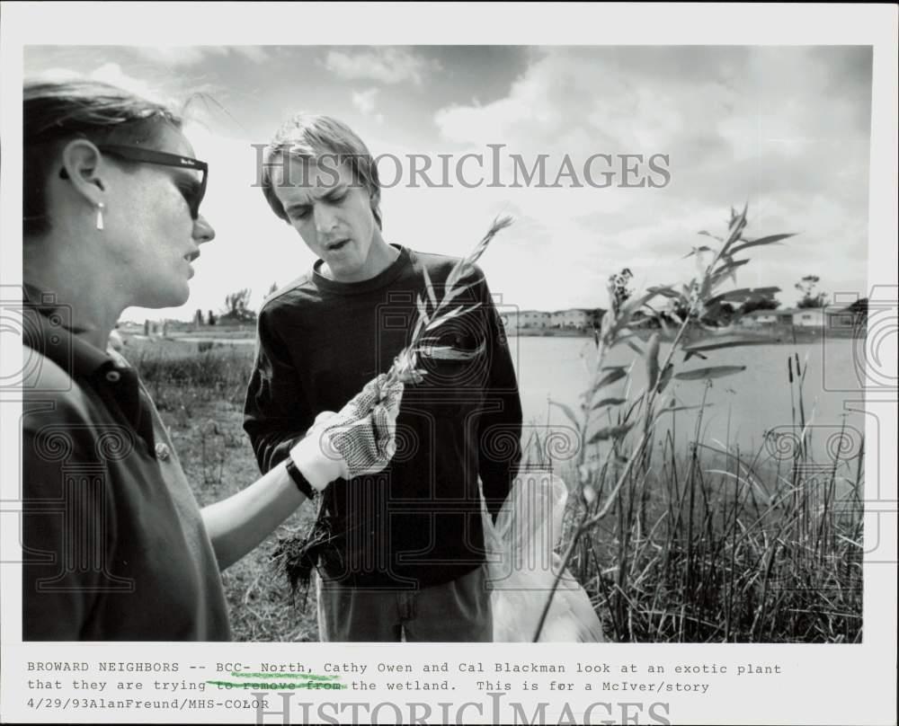 1993 Press Photo Cathy Owen and Cal Blackman Look at Exotic Wetland Plant