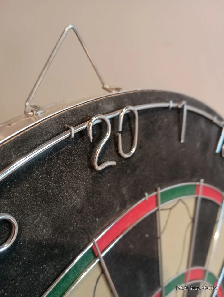 Tablero de dardos profesional vintage 1992 con dardos Man Cave Foto 3 de 4