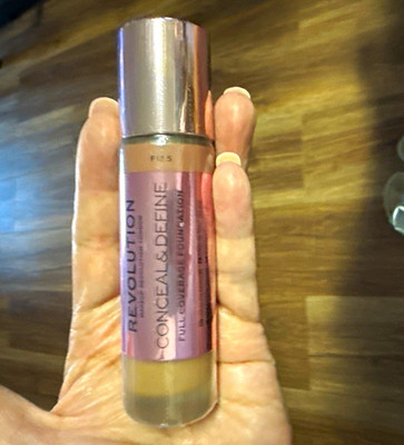Makeup Revolution Conceal & Define Liquid Foundation Full Coverage