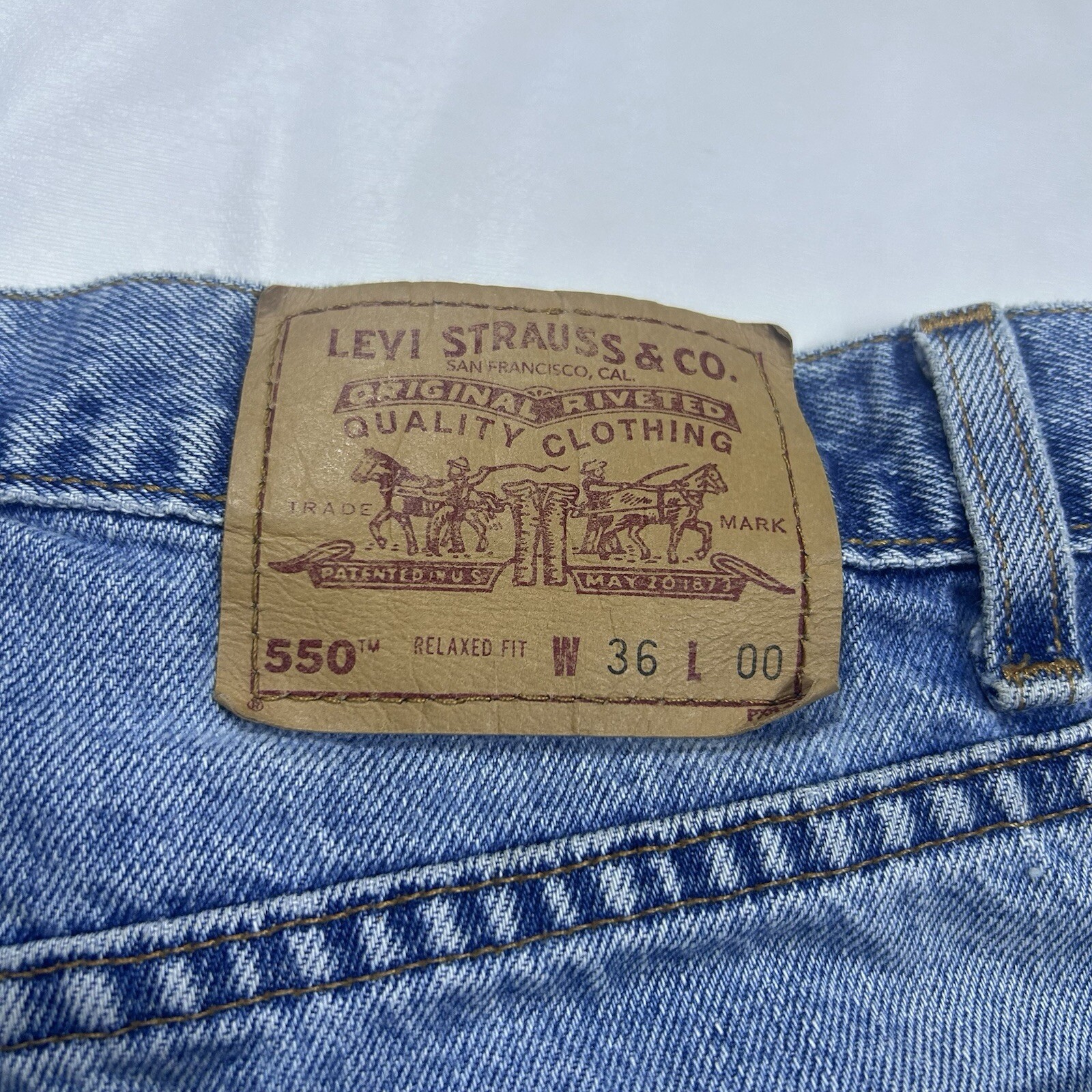 Vintage Levis Jean Shorts Mens 36x10-fits 34x10 Light Wash Levis 550 Bermuda USA thumbnail 12