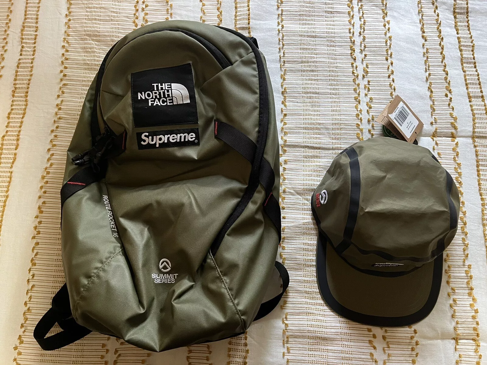 Sac à dos et chapeau de camp Supreme x The North Face Summit Series