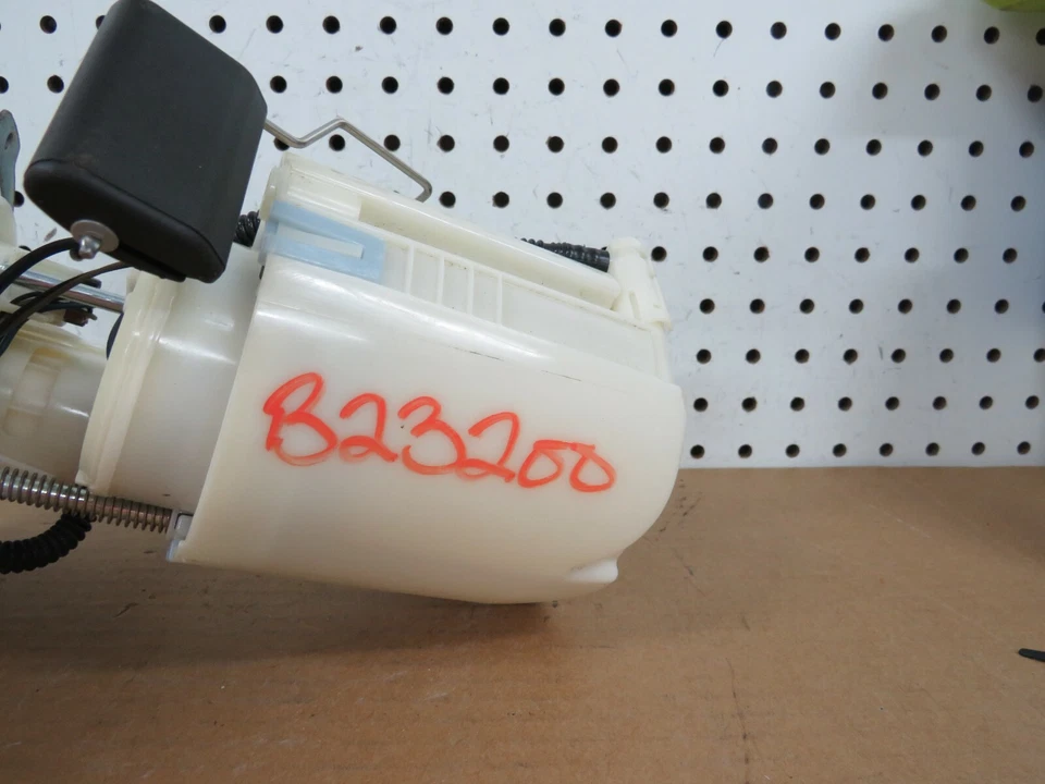 Hyundai Accent 2012 bomba de combustible electrónica OEM Foto 2 de 3