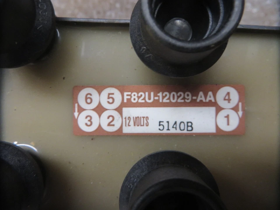 BOBINA DE ENCENDIDO ORIGINAL MAZDA OEM # KLG4-18-100A NUEVA PIEZA FORD # F82U-12029-AA Foto 2 de 4