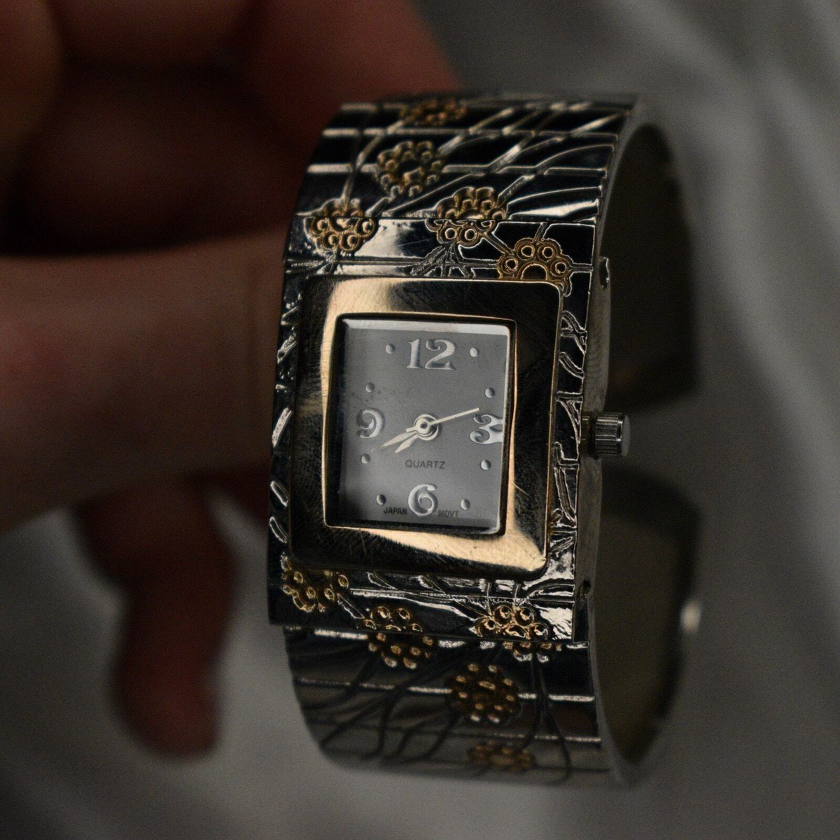 アクセサリー silver rose design bangle watch Women's silver and rosegold floral clasp/bangle hinge style