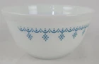 Pyrex Snowflake Garland Mixing Bowl 1.5 Qt White Glass Vintage Kitchenware