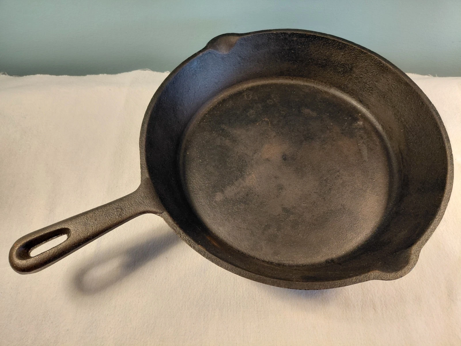 Vintage Cast Iron Skillet Pan w/ Heat Ring, Pour Spouts, 10 inch, no name