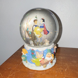 Disney Snow White & Prince Snowglobe Seven Dwarfs Base Disney Franchise