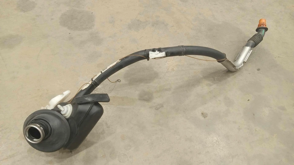 07-12 Mercedes Benz W251 R350 Diesel Conjunto de cuello de llenado de combustible OEM 2514702220 Foto 2 de 4