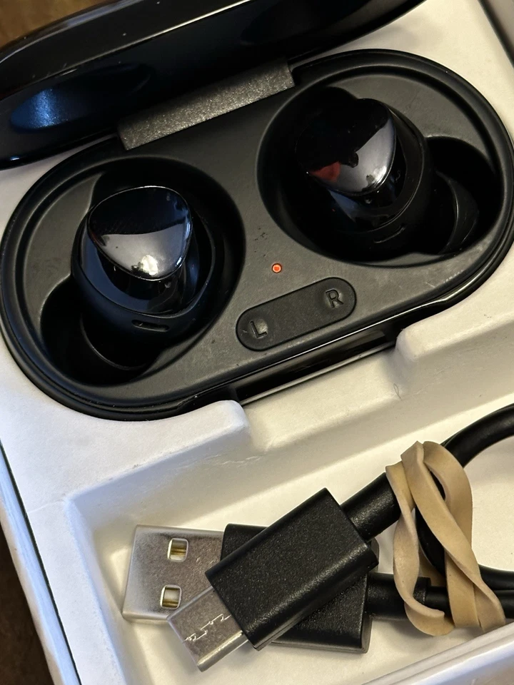 Earphones for parts - Image 2 of 4