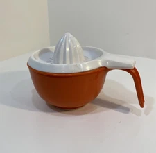 Vintage Rubbermaid Orange Measuring Bowl With Manual Juicer  3 Cup 