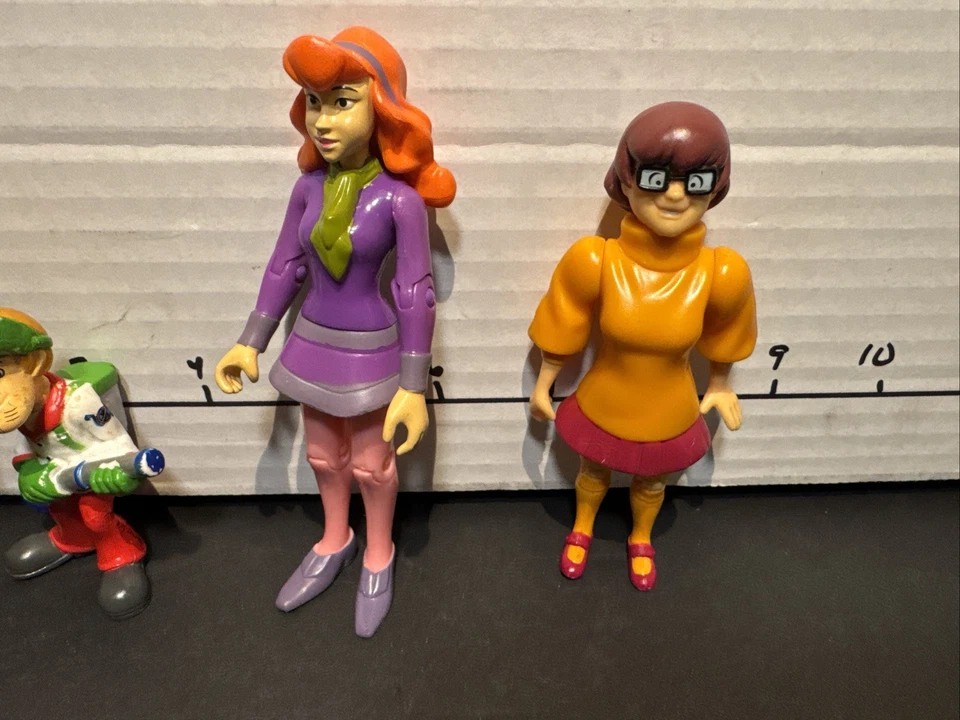 Lote de figuras de acción Scooby Doo Shaggy, Velma, Daphne y Phantom Racer + PVC Foto 4 de 4