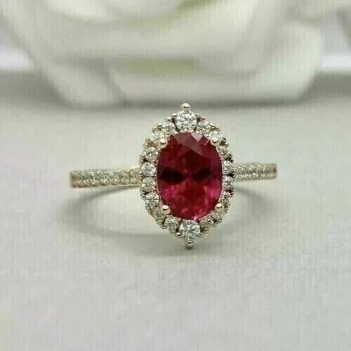 Anillo de compromiso con halo de rubí rosa simulado de corte ovalado de 2 quilates enchapado en oro amarillo de 14 quilates Foto 4 de 4