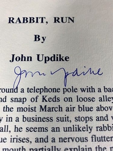Página de autógrafos de The Finest, John Updike, novelista, poeta y artista PSA GRADO 10 - Imagen 2 de 4