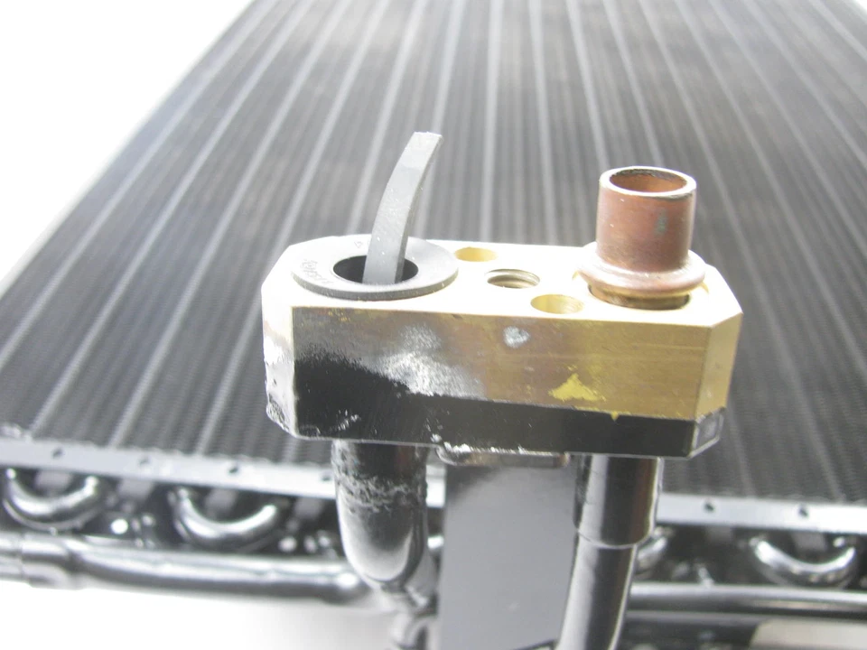 法雷奥 816946 空调冷凝器适用于 1997 - 2001 凯迪拉克 Catera 3.0L-V6 — 第 2/4 张图片