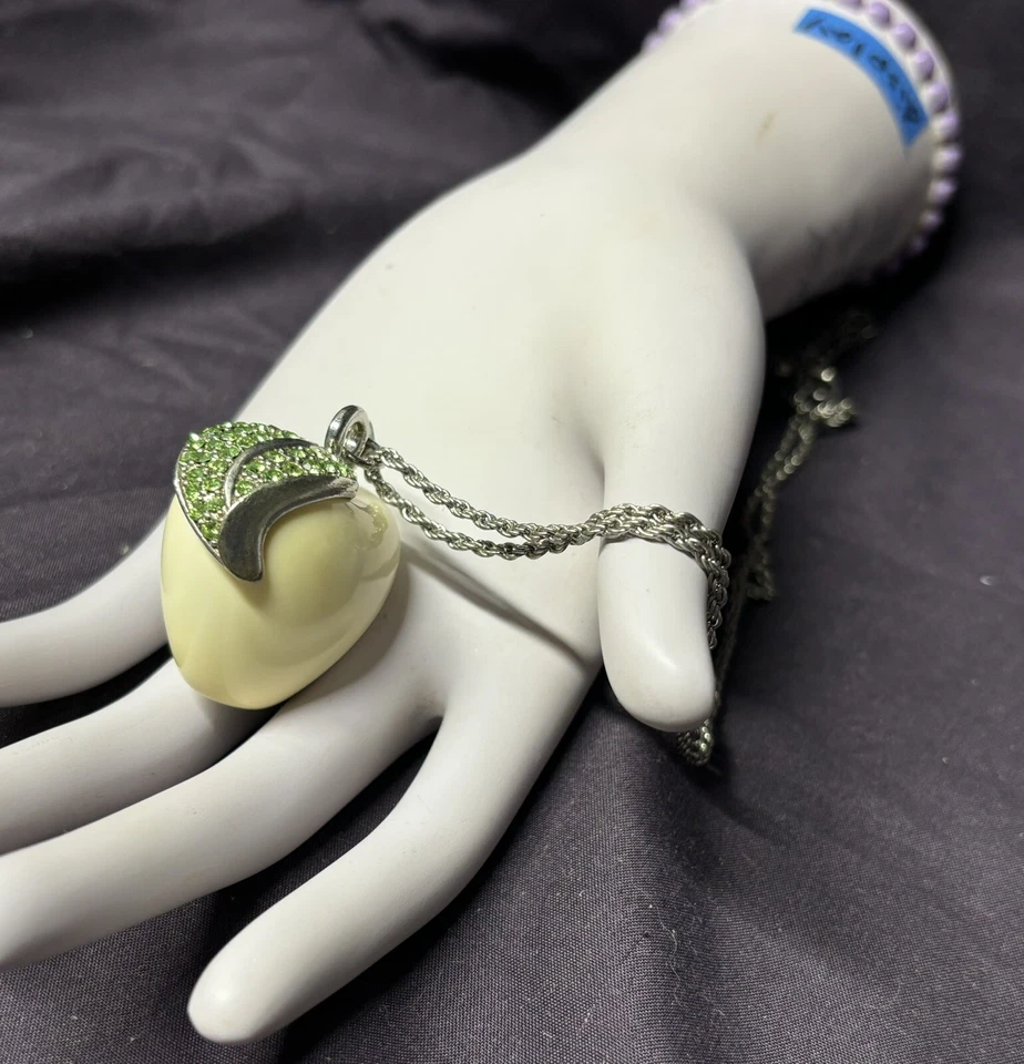 Kenneth Jay Lane Blanco Manzana Plateado Pla. Collar de circonita verde ya no a la venta! Foto 3 de 4