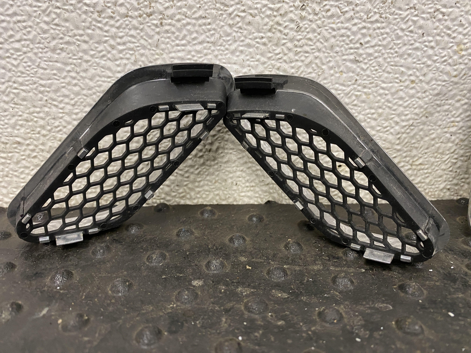 08-12 MASERATI GRANTURISMO FRONT LEFT & RIGHT FENDER VENTS GRILL TRIM
