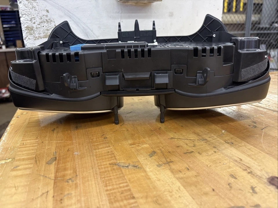 2011-2012 AUDI R8 4.2L - Instrument Cluster / Speedometer 420920981J - Image 3 of 4