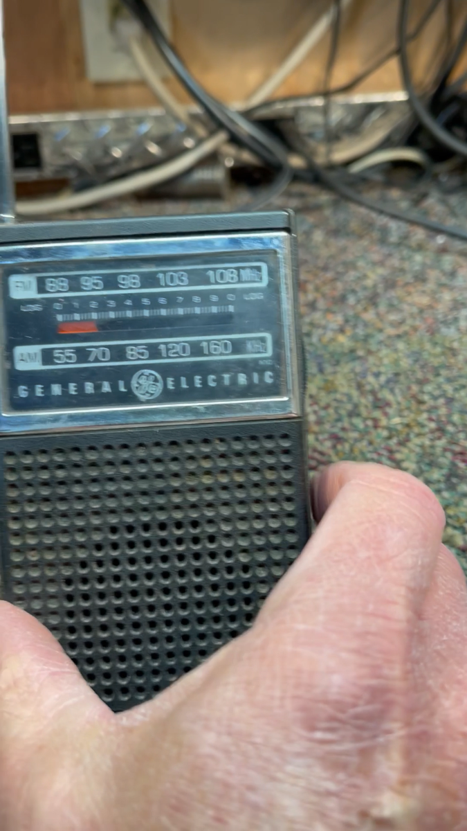 1979 GENERAL ELECTRIC MODEL 7-2500A - AM/FM TRANSISTOR RADIO